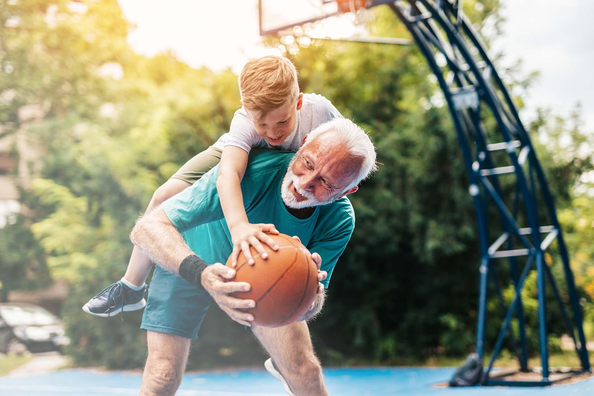 Großvater spielt mit seinem Enkel Basketball